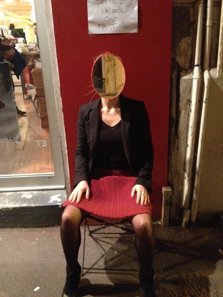 "Jetez un oeil sous ma jupe" _ performance de Hortense Gauthier avec Nadine Agostini _ festival Poésie Marseille _ nov. 2013